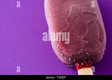 Erdbeere popsicle auf Violett Hintergrund. Copyspace Stockfoto