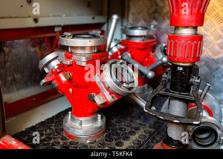 Schlauch Sammler mit drei Steckdosen, in roter Farbe mit einem großen Durchmesser. Stockfoto