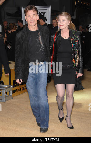 LOS ANGELES, Ca. Dezember 13, 2006: Patrick Swayze & Frau LISA NIEMI bei der Weltpremiere von "Rocky Balboa" im Grauman Chinese Theater, Hollywood. Bild: Paul Smith/Featureflash Stockfoto