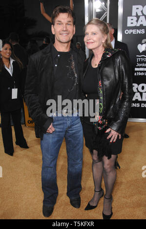 LOS ANGELES, Ca. Dezember 13, 2006: Patrick Swayze & Frau LISA NIEMI bei der Weltpremiere von "Rocky Balboa" im Grauman Chinese Theater, Hollywood. Bild: Paul Smith/Featureflash Stockfoto