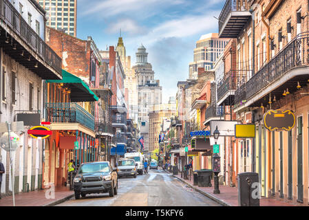 Bourbon Street, New Orleans, Louisiana, USA die Bars und Restaurants in den Tag. Stockfoto