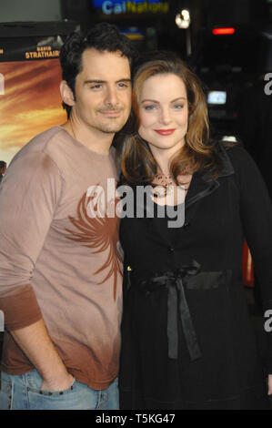 LOS ANGELES, Ca. Dezember 14, 2006: KIMBERLY WILLIAMS - PAISLEY & Ehemann BRAD PAISLEY am Los Angeles Premiere ihres neuen Films "Wir sind Marschall" am Grauman's Chinese Theater, Hollywood. Bild: Paul Smith/Featureflash Stockfoto