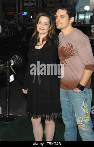 LOS ANGELES, Ca. Dezember 14, 2006: KIMBERLY WILLIAMS - PAISLEY & Ehemann BRAD PAISLEY am Los Angeles Premiere ihres neuen Films "Wir sind Marschall" am Grauman's Chinese Theater, Hollywood. Bild: Paul Smith/Featureflash Stockfoto