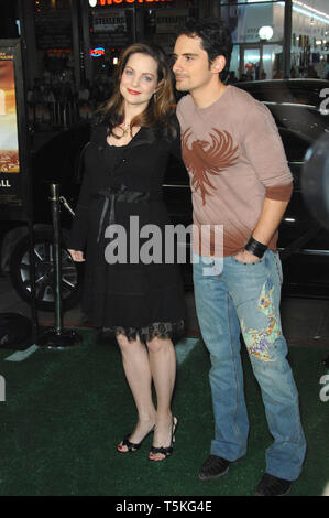 LOS ANGELES, Ca. Dezember 14, 2006: KIMBERLY WILLIAMS - PAISLEY & Ehemann BRAD PAISLEY am Los Angeles Premiere ihres neuen Films "Wir sind Marschall" am Grauman's Chinese Theater, Hollywood. Bild: Paul Smith/Featureflash Stockfoto