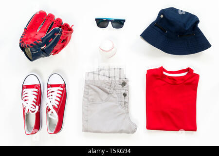 Sammlung Collage von Herrenbekleidung und Accessoires. Die Gemeinkosten der Essentials kid Boy auf Urlaub. Sommer Outfit von legerer Mann, Stockfoto