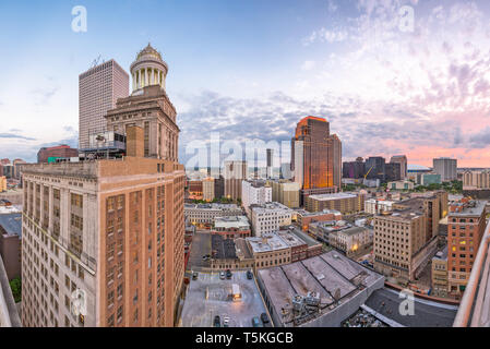 New Orleans, Louisiana, USA Downtown Skyline der Stadt in der Dämmerung. Stockfoto