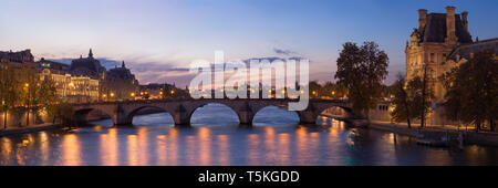 Paris, Frankreich, November 2, 2016: Blick auf die Pont Royal (Brücke) bei Sonnenuntergang. Stockfoto