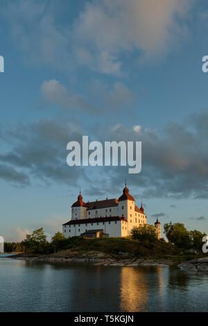 Lacko Schloss/Läckö Slott bei Dämmerung - eine mittelalterliche barocke Schloss in Schweden, auf der Insel Kållandsö am Vänernsee February entfernt. Stockfoto