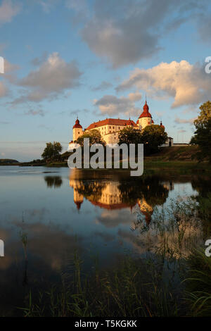 Lacko Schloss/Läckö Slott bei Dämmerung - eine mittelalterliche barocke Schloss in Schweden, auf der Insel Kållandsö am Vänernsee February entfernt. Stockfoto