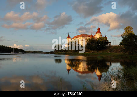 Lacko Schloss/Läckö Slott bei Dämmerung - eine mittelalterliche barocke Schloss in Schweden, auf der Insel Kållandsö am Vänernsee February entfernt. Stockfoto