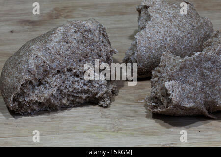 Hausgemachtes Brot aus Pir-Spelta mit Huhn Stockfoto