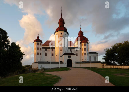 Lacko Schloss/Läckö Slott bei Dämmerung - eine mittelalterliche barocke Schloss in Schweden, auf der Insel Kållandsö am Vänernsee February entfernt. Stockfoto