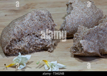 Hausgemachtes Brot aus Pir-Spelta mit Huhn Stockfoto