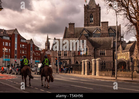 Dublin, Irland - März 2019. Polizist auf der Menge der Pferde in der Nähe der Christ Church Kathedrale in Dublin Stockfoto