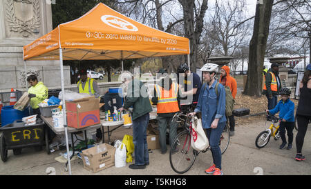 Umweltbewusste New Yorker drop off alte Elektronik, Medikamente und gefährliche Haushalt chemische Abfälle einschließlich Farbe im "Null Abfall auf Deponien Project', das von der Stadt New York gefördert. Prospect Park drop-off-Lage in Brooklyn, New York. Stockfoto