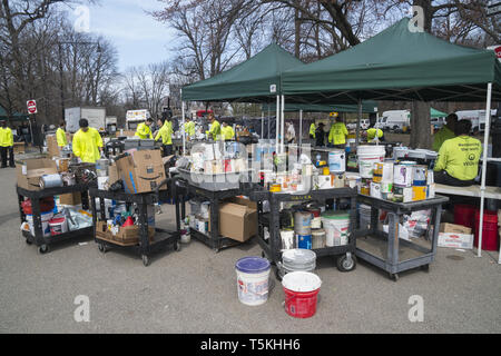 Umweltbewusste New Yorker drop off alte Elektronik, Medikamente und gefährliche Haushalt chemische Abfälle einschließlich Farbe im "Null Abfall auf Deponien Project', das von der Stadt New York gefördert. Prospect Park drop-off-Lage in Brooklyn, New York. Stockfoto