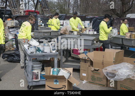 Umweltbewusste New Yorker drop off alte Elektronik, Medikamente und gefährliche Haushalt chemische Abfälle einschließlich Farbe im "Null Abfall auf Deponien Project', das von der Stadt New York gefördert. Prospect Park drop-off-Lage in Brooklyn, New York. Stockfoto