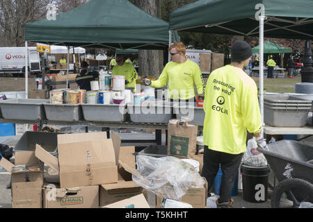 Umweltbewusste New Yorker drop off alte Elektronik, Medikamente und gefährliche Haushalt chemische Abfälle einschließlich Farbe im "Null Abfall auf Deponien Project', das von der Stadt New York gefördert. Prospect Park drop-off-Lage in Brooklyn, New York. Stockfoto