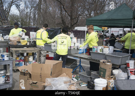 Umweltbewusste New Yorker drop off alte Elektronik, Medikamente und gefährliche Haushalt chemische Abfälle einschließlich Farbe im "Null Abfall auf Deponien Project', das von der Stadt New York gefördert. Prospect Park drop-off-Lage in Brooklyn, New York. Stockfoto