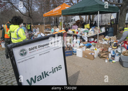 Umweltbewusste New Yorker drop off alte Elektronik, Medikamente und gefährliche Haushalt chemische Abfälle einschließlich Farbe im "Null Abfall auf Deponien Project', das von der Stadt New York gefördert. Prospect Park drop-off-Lage in Brooklyn, New York. Stockfoto