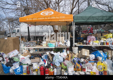 Umweltbewusste New Yorker drop off alte Elektronik, Medikamente und gefährliche Haushalt chemische Abfälle einschließlich Farbe im "Null Abfall auf Deponien Project', das von der Stadt New York gefördert. Prospect Park drop-off-Lage in Brooklyn, New York. Stockfoto