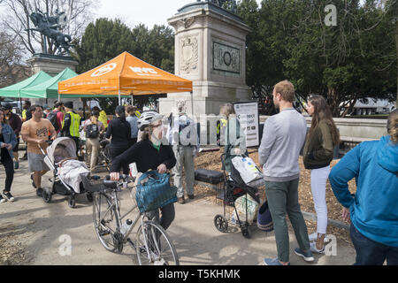 Umweltbewusste New Yorker drop off alte Elektronik, Medikamente und gefährliche Haushalt chemische Abfälle einschließlich Farbe im "Null Abfall auf Deponien Project', das von der Stadt New York gefördert. Prospect Park drop-off-Lage in Brooklyn, New York. Stockfoto