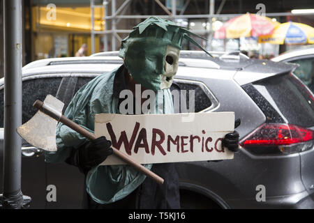 Lange Zeit verpflichtet, Frieden und Anti-Kriegs-Aktivisten demonstrieren und Passanten am Steuer Tag, dem 15. April erziehen, vor dem Internal Revenue Service Büros am Broadway in Downtown Manhattan, Amerikaner ihre Steuergelder aus der militärischen Nutzung zu verweigern. Stockfoto