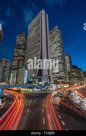 Stadtbild bei Nacht. Auto Licht Wanderwege und Wolkenkratzer im Geschäftsviertel in Shinjuku, Tokyo Stockfoto