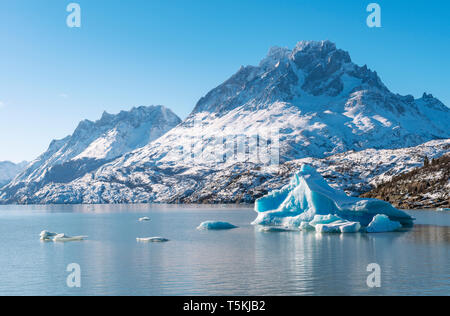 Eisberge am Lago Grey See im Winter mit den Paine Grande Peak im Hintergrund, Torres del Paine Nationalpark, Patagonien, Chile. Stockfoto