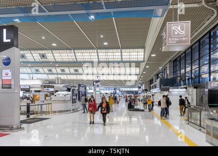 Die Check-in-Schalter im Internationalen Flughafen Narita, Tokio, Japan Stockfoto