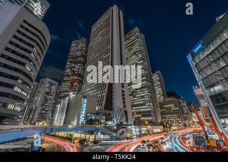 Stadtbild Szene in der Nacht. Auto Licht Wanderwege und Wolkenkratzer Heavy traffic night im Geschäftsviertel in Shinjuku, Tokyo Stockfoto