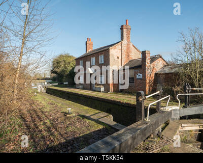 Freie Lock Keepers Cottage auf der Oxford Canal in der Nähe von Little Bourton in der Nähe von Banbury Oxfordshire, England. UK. Stockfoto