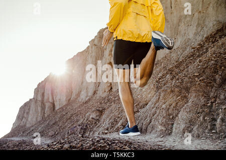 Zurück man Läufer laufen auf Mountain Trail im Sonnenuntergang Stockfoto