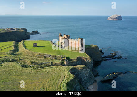 Eine Luftaufnahme von Tantallon Castle mit Craigleith Insel im Hintergrund, an einem sonnigen Tag in der Nähe von North Berwick, East Lothian, Schottland Stockfoto