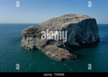 Eine Luftaufnahme von Bass Rock und Leuchtturm, die Heimat einer großen Kolonie von Zucht Tölpeln jedes Jahr, North Berwick, East Lothian, Schottland Stockfoto