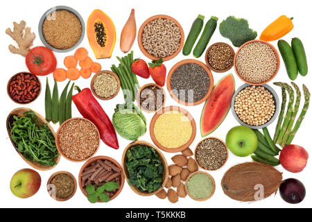 Alkalische super Essen für PH-Gleichgewicht mit frischem Gemüse, Obst, Nüsse, Samen, Hülsenfrüchte, Kräuter, Gewürz, Vollkornnudeln & Körner auf Weiß. Stockfoto