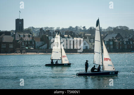 Zwei kleine Segelboote verlassen North Berwick an einem sonnigen Tag, East Lothian, Schottland Stockfoto