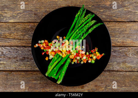 Gebackener Spargel garniert mit Tomaten mit Kräutern. Top View Stockfoto