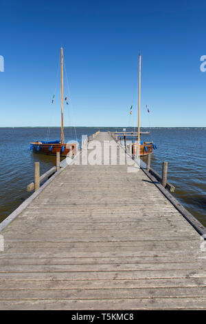 Auswanderer, alte hölzerne segeln Boote am Steg am Steinhuder Meer im Sommer/Steinhuder Meer, Mardorf, Niedersachsen/Niedersachsen, Deutschland Stockfoto