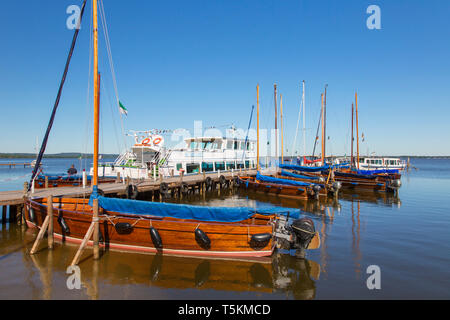 Auswanderer, alte hölzerne segeln Boote am Steg am Steinhuder Meer im Sommer/Steinhuder Meer, Mardorf, Niedersachsen/Niedersachsen, Deutschland Stockfoto