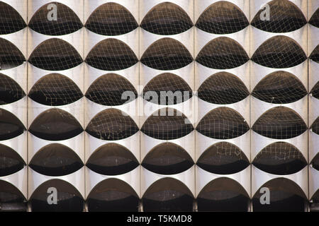 Ein modernes und elegantes Fassadenverkleidung eines Edelstahl Geschäft aufbauen. Stockfoto