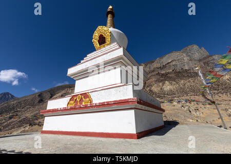 Eine buddhistische Stupa, Manang Dorf auf dem Weg Annapurna treck Himalaya Nepal Stockfoto