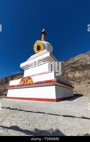 Eine buddhistische Stupa, Manang Dorf auf dem Weg Annapurna treck Himalaya Nepal Stockfoto