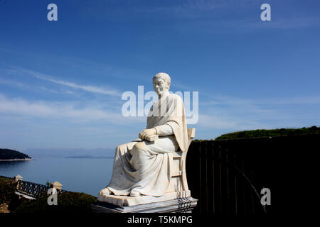 Eine Statue von Friedrich Norden Guilford in der Nähe des Durrell Gärten am Meer in der Altstadt von Korfu, eine der Ionischen Inseln von Griechenland. Stockfoto