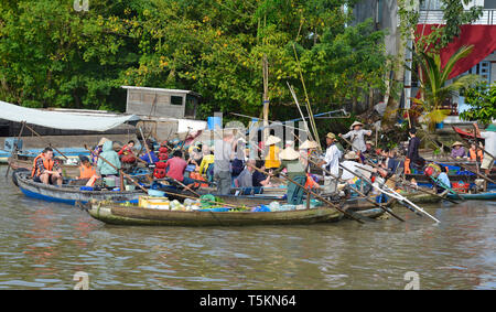 Phong Dien, Vietnam - am 31. Dezember 2017. Boote auf dem Fluss an der Phong Dien schwimmenden Markt in der Nähe von Can Tho im Mekong Delta. Die Boote sind eine Mischung o Stockfoto