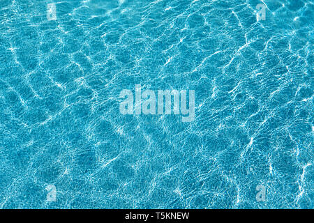 Wasser Oberfläche in einem blauen Pool Stockfoto