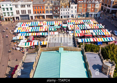 Die Innenstadt Markt Hill Ort voll von bunten Ständen. Von der Oberseite der grossen Kirche von St Mary's. Cambridge, Cambridgeshire gesehen Stockfoto