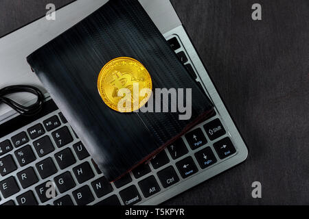 Neue digitall Symbol einer neuen virtuellen Währung Brieftasche über Tastatur bitcoin Aus crypto Währung Stockfoto