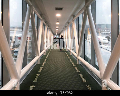 Izmir, Türkei - 17. November 2018. Flughafen Brücke Passage in Izmir Adnan Menderes Airport. Manche Menschen gehen in die Brücke. Stockfoto