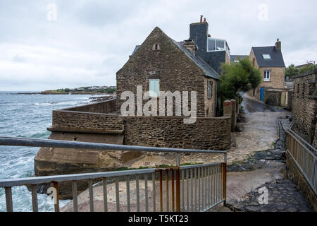 Le Becquet, Frankreich - 16. August 2018: traditionellen Haus aus Stein am Ufer des Ärmelkanals in Le Becquet de La Glacerie. Manche, Normandie, Frankreich Stockfoto